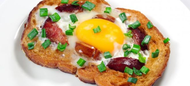 Яичница в хлебе на сковороде, рецепт жареной глазуньи с фото