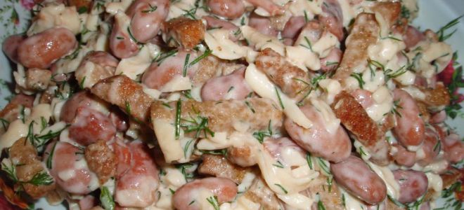 Салат с фасолью, курицей, сухариками и сыром, рецепт с фото