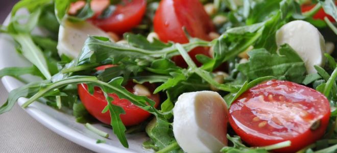 Салат с моцареллой, руколой и индейкой рецепт без майонеза