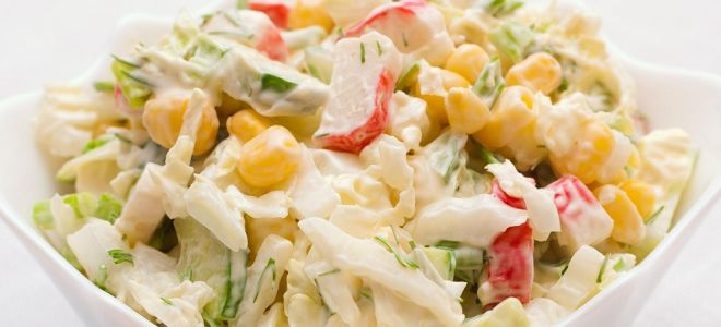 Салат с крабовыми палочками, кукурузой, яйцами и огурцом, рецепт с фото