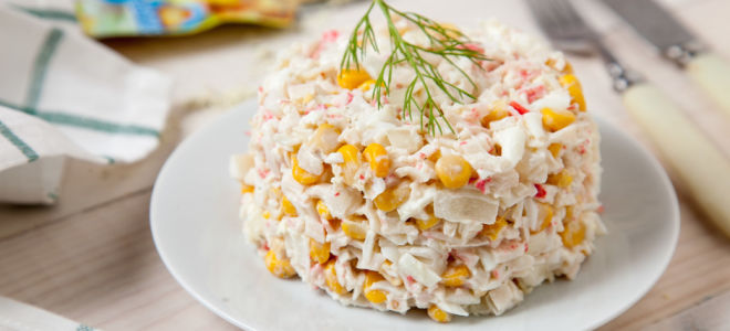 Салат с крабовыми палочками и курицей, крабовый рецепт с фото