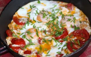 Омлет с помидорами, колбасой и зеленым луком рецепт с фото