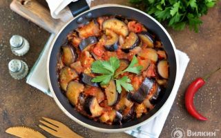 Тушеные баклажаны с перцем и помидорами рецепт с фото