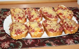 Горячие бутерброды в микроволновке с колбасой и сыром – рецепт с фото