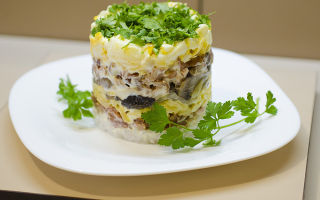 Салат с копченой курицей, грибами и огурцами рецепт с фото