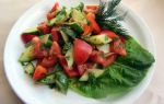 Простой овощной салат из помидоров, огурцов, сыра и зелени