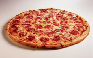 Пицца с колбасой, сыром и помидорами – рецепт с фото