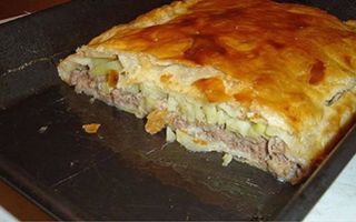 Пирог с фаршем и картошкой из слоеного теста рецепт с фото