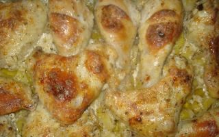 Курица с картошкой в духовке со сметаной, рецепт с фото