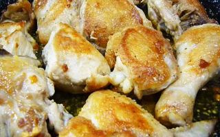 Жареная курица на сковороде кусочками с чесноком, рецепт с фото