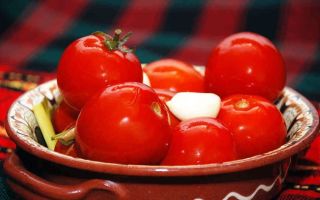 Квашеные помидоры в ведре, 3 рецепта с фото