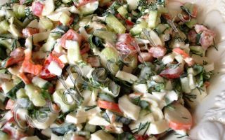 Салат с крабовыми палочками, огурцами и помидорами – рецепт с фото