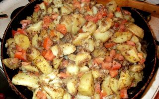 Жареная картошка с помидорами, рецепт с фото