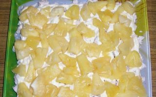 Салат с курицей, ананасом, сыром и яйцами рецепт с фото