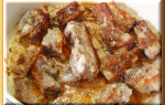 Тушеные свиные ребрышки с луком, простой рецепт с фото на сковороде