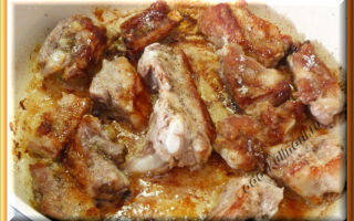 Тушеные свиные ребрышки с луком, простой рецепт с фото на сковороде