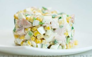 Салат с копченой курицей и кукурузой – рецепт с фото