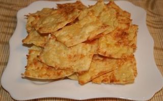 Сырные чипсы из лаваша в духовке с нежным соусом, рецепт
