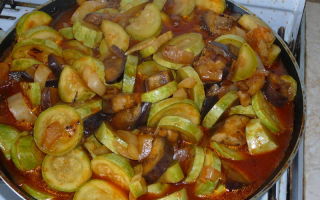 Тушеные овощи с баклажанами и кабачками, рецепт с фото