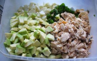 Салат из консервированного тунца, авокадо и огурца – рецепт с фото
